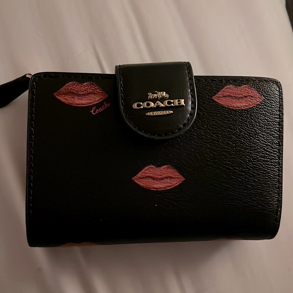 COACH WALLET LIPS